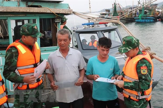 Lực lượng Bộ đội biên phòng Quảng Ninh tuyên truyền cho người dân không thực hiện khai thác thủy sản trái phép làm ảnh hưởng đến môi trường biển. (Ảnh: TTXVN phát) Đảm bảo xuất khẩu thủy sản không vi phạm quy định chống khai thác IUU ảnh 1
