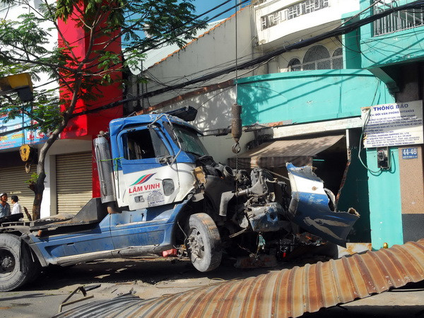 Xe container mất lái đâm xe máy rồi lao thẳng vào nhà dân ảnh 1
