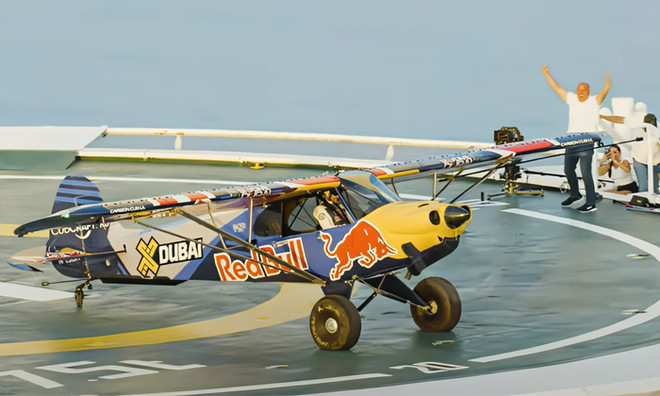 Phi công người Ba Lan hạ cánh trên nóc tòa nhà cao hơn 200m ảnh 1