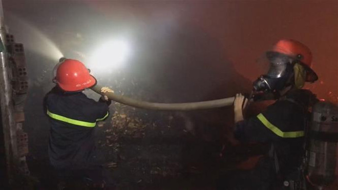 Bình Phước: Hỏa hoạn bùng phát lúc nửa đêm thiêu rụi một căn nhà gỗ ảnh 1