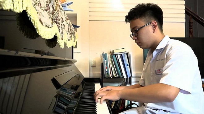 Lê Đình Nam có thể “sáng tác” rap với lời là các bài học lượng giác để giúp các bạn dễ ôn tập. (Ảnh: PV/Vietnam+) Chuyện chưa kể về những 10X giành học bổng “khủng” của VinUni ảnh 1