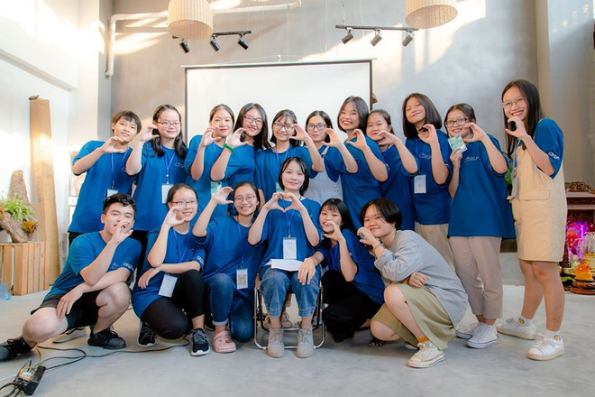 Trần Hương Lan (giữa, ngồi ghế) cùng nhóm bạn trong dự án kêu gọi giảm rác thải nhựa mang tên Citsalp mà em là sáng lập viên. (Ảnh: PV/Vietnam+) Chuyện chưa kể về những 10X giành học bổng “khủng” của VinUni ảnh 3