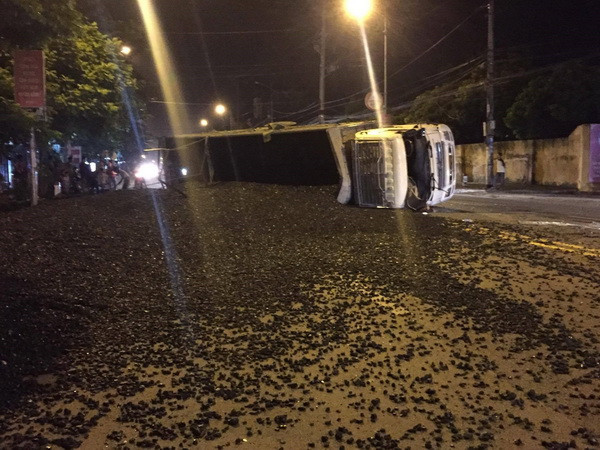 Xe chở than không rõ nguồn gốc bị lật, gây ách tắc trên quốc lộ 18 ảnh 1