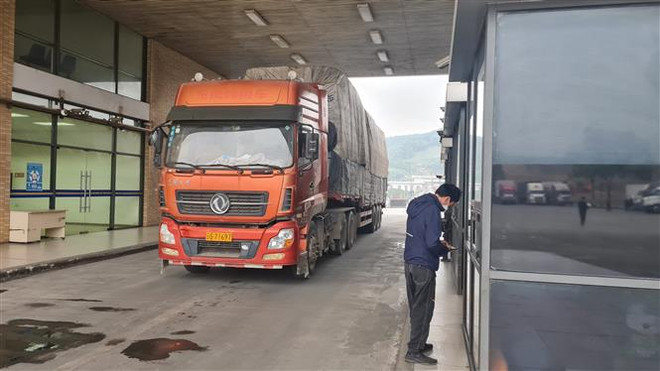 Xe thông quan qua cửa khẩu Cửa khẩu quốc tế đường bộ số 2 Kim Thành, Lào Cai. (Ảnh: Hương Thu/TTXVN) Khôi phục hoạt động tại các cửa khẩu quốc tế ở Lào Cai ảnh 1