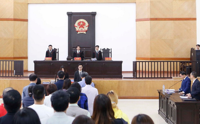 Hội đồng xét xử trong phiên tòa xét xử phúc thẩm bị cáo Châu Thị Thu Nga và đồng phạm vụ án Lừa đảo chiếm đoạt tài sản. (Ảnh: Doãn Tấn/TTXVN) Xây dựng đội ngũ cán bộ, Thẩm phán đáp ứng yêu cầu trong tình hình mới ảnh 1