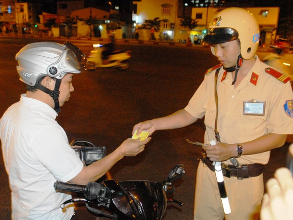 Cảnh sát giao thông trắng đêm, căng mình trực Tết ảnh 1
