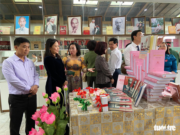 Phòng trưng bày sách về Chủ tịch Hồ Chí Minh vừa được khai trương tại Khu di tích Chủ tịch Hồ Chí Minh. (Nguồn: tuoitre.vn) Khai trương Phòng trưng bày sách về Chủ tịch Hồ Chí Minh ảnh 1