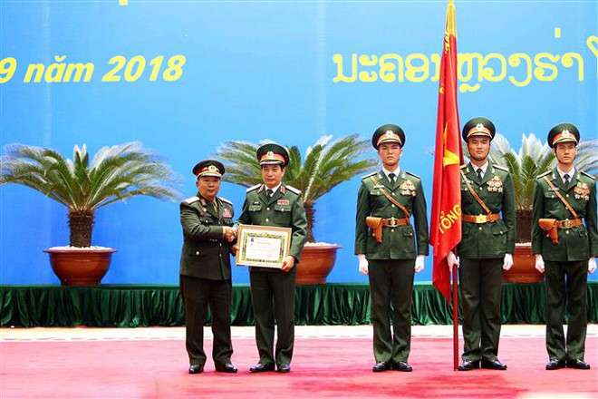 Trao Huân chương Lào tặng các tập thể, cá nhân thuộc Quân đội Việt Nam ảnh 1