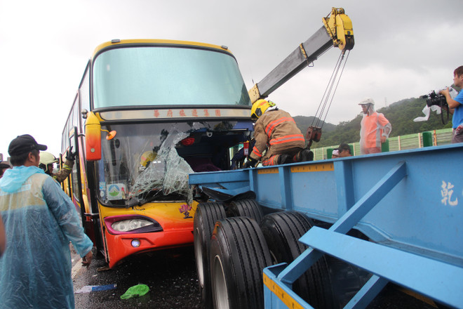 Xe chở 28 khách du lịch Việt Nam gặp tai nạn tại Đài Loan ảnh 1