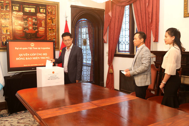 Đại sứ quán Việt Nam ở Argentina quyên góp ủng hộ đồng bào miền Trung ảnh 1