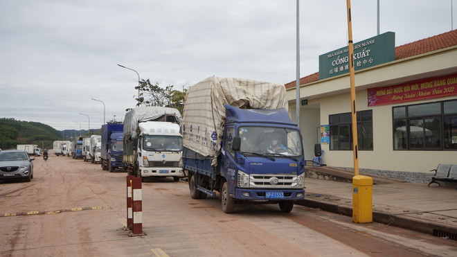 Thông quan hàng hóa tại cửa khẩu biên giới phía Bắc vẫn hạn chế ảnh 2