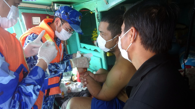 Kiên Giang: Kịp thời sơ cứu ngư dân bị nạn khi đánh bắt trên biển ảnh 1