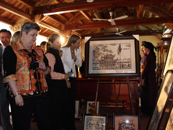 Giao lưu nữ Đại sứ các nước công tác tại Việt Nam nhân dịp 8/3 ảnh 1