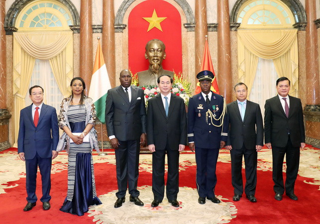 Chủ tịch nước Trần Đại Quang tiếp các Đại sứ trình Quốc thư ảnh 1