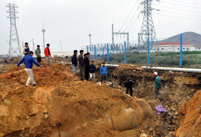 Một công nhân bị vùi lấp khi đang thi công đường ống thoát nước ảnh 1