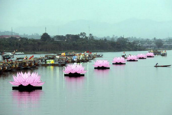 Thắp sáng 7 đóa sen khổng lồ trên dòng sông Hương ảnh 1