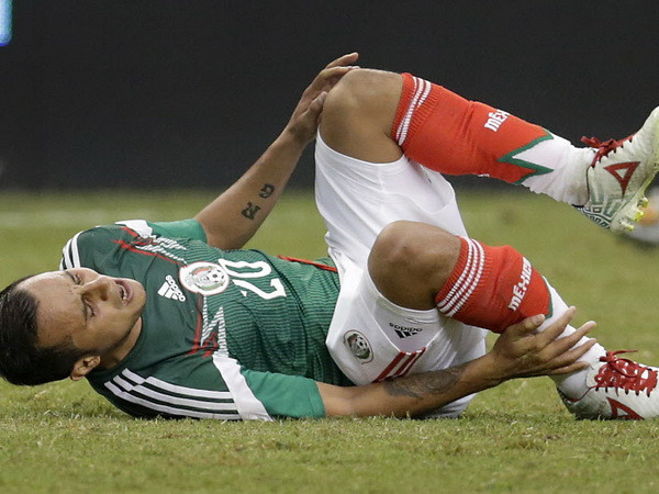 [Video] Cận cảnh "chấn thương kinh hoàng" của tuyển thủ Mexico ảnh 1