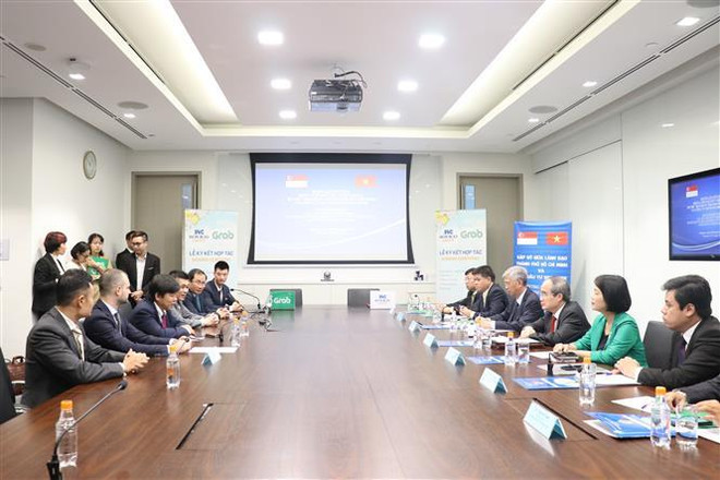 Ông Nguyễn Thiện Nhân, Uỷ viên Bộ Chính trị, Bí thư Thành ủy Thành phố Hồ Chí Minh trao đổi với các nhà đầu tư Singapore. (Ảnh: Anh Tuấn/TTXVN) Thành phố Hồ Chí Minh thúc đẩy hợp tác toàn diện với Singapore ảnh 2