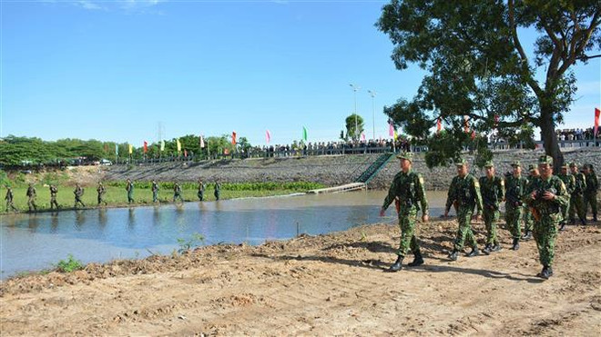 Lực lượng Bộ đội Biên phòng tỉnh An Giang (Việt Nam) và lực lượng bảo vệ Biên giới của tỉnh Takeo (Campuchia) tổ chức tuần tra chung biên giới, tại khu vực cửa khẩu quốc tế Tịnh Biên. (Ảnh: Công Mạo/TTXVN) Khánh thành Nhà văn hóa hữu nghị biên giới Việt Nam-Campuchia ảnh 1