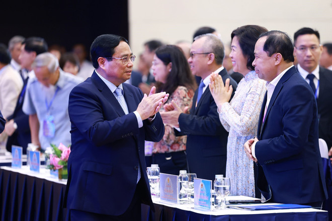 Thủ tướng Phạm Minh Chính với các đại biểu dự Hội nghị người Việt Nam ở nước ngoài trên toàn thế giới lần thứ IV. (Ảnh: Dương Giang/TTXVN) ttxvn_thu tuong gap nguoi Viet o nuoc ngoai (3).jpg
