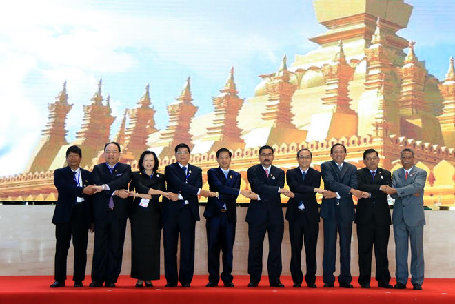 Các Thống đốc, Thị trưởng, Đại diện cho 10 thủ đô đến từ các nước ASEAN chụp ảnh chung tại Hội nghị. (Ảnh: Phạm Kiên/Vietnam+) Khai mạc Hội nghị Thị trưởng thủ đô các nước ASEAN lần thứ 4 tại Lào ảnh 3