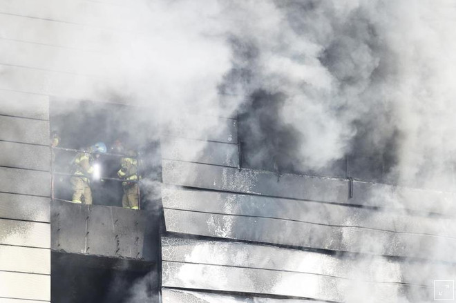 Hiện trường vụ hỏa hoạn. (Nguồn: Reuters) Hỏa hoạn tại công trường xây dựng của Hàn Quốc, 25 người thiệt mạng ảnh 1