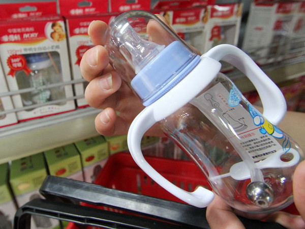 EU xem xét lại tác động của chất dùng để sản xuất bình sữa trẻ em ảnh 1