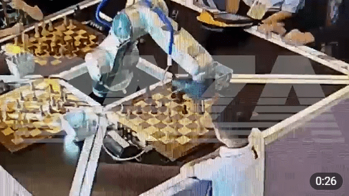 Hình ảnh ghi lại vụ việc. (Nguồn: chess.com) Nga: Robot chơi cờ vua bẻ gãy ngón tay của đối thủ 7 tuổi ảnh 1