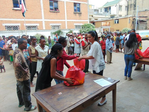 Lãnh sự danh dự Việt Nam ở Madagascar hỗ trợ nạn nhân bão lụt ảnh 1