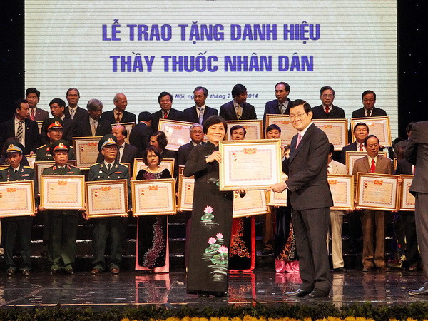 Chủ tịch nước trao tặng danh hiệu Thầy thuốc Nhân dân ảnh 1