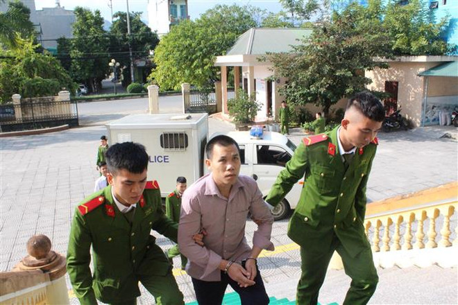 Bị cáo Bùi Văn Thuấn được lực lượng chức năng dẫn giải vào phòng xét xử. (Ảnh: Vũ Hà/TTXVN) Hòa Bình: Em rể chém chị dâu lĩnh án 17 năm tù giam ảnh 1