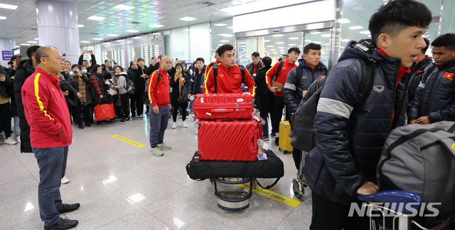 Người hâm mộ vây kín thầy Park khi U23 Việt Nam đặt chân đến Hàn Quốc ảnh 7