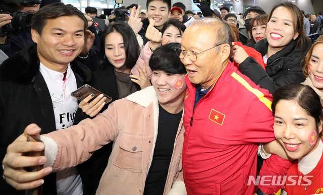 Người hâm mộ vây kín thầy Park khi U23 Việt Nam đặt chân đến Hàn Quốc ảnh 12