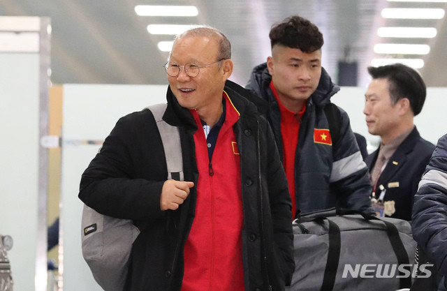 Người hâm mộ vây kín thầy Park khi U23 Việt Nam đặt chân đến Hàn Quốc ảnh 2