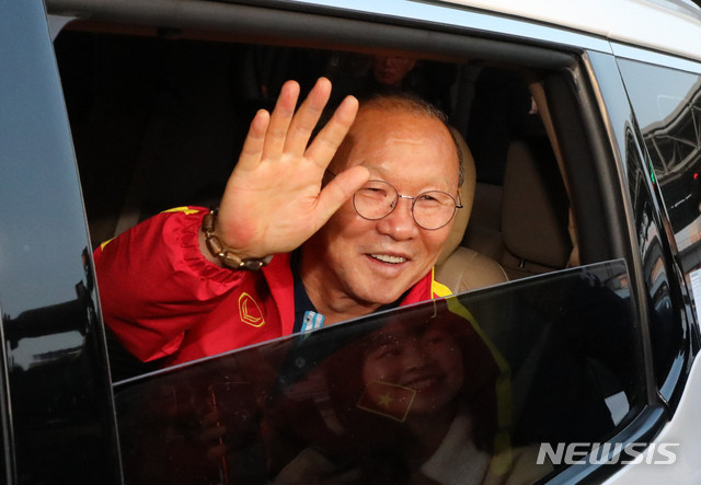 Người hâm mộ vây kín thầy Park khi U23 Việt Nam đặt chân đến Hàn Quốc ảnh 13