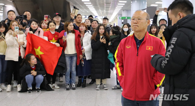 Người hâm mộ vây kín thầy Park khi U23 Việt Nam đặt chân đến Hàn Quốc ảnh 5