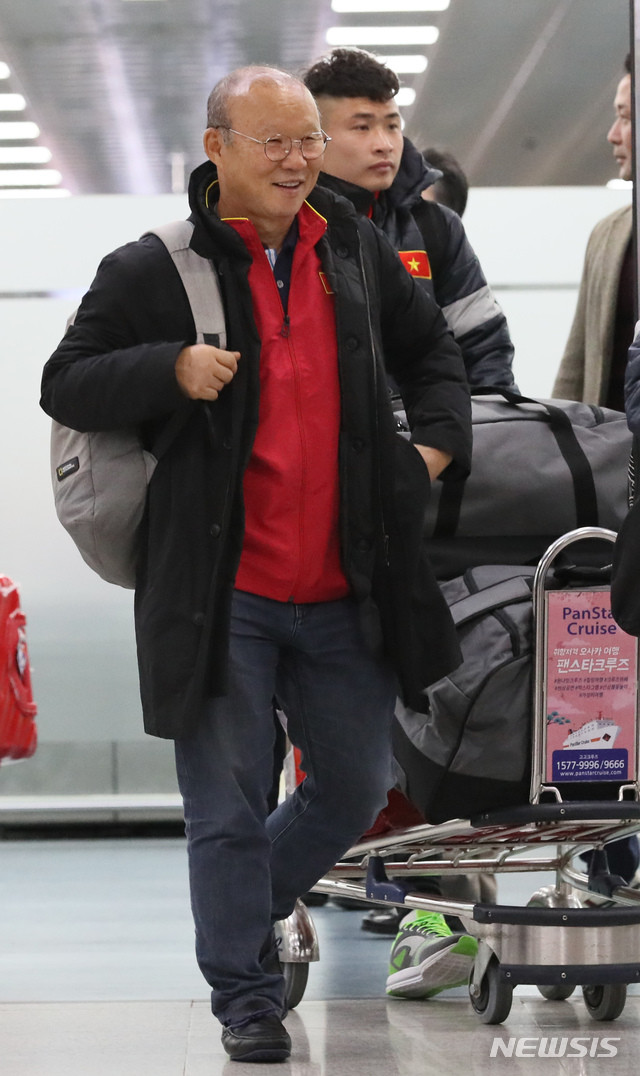 Người hâm mộ vây kín thầy Park khi U23 Việt Nam đặt chân đến Hàn Quốc ảnh 1