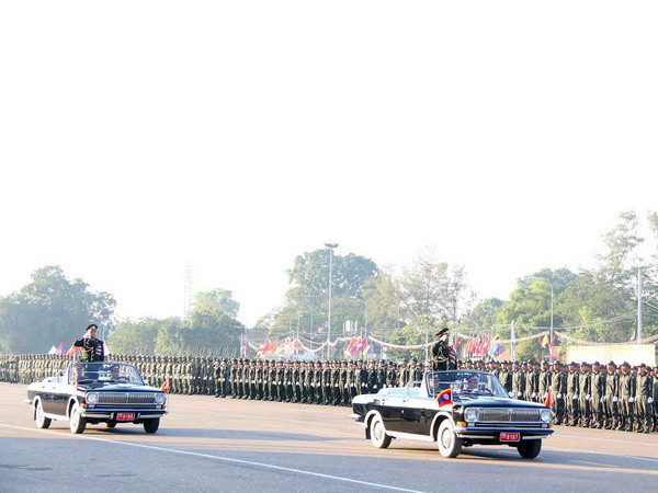 Lễ diễu binh, diễu hành chào mừng 40 năm Quốc khánh Lào ảnh 1