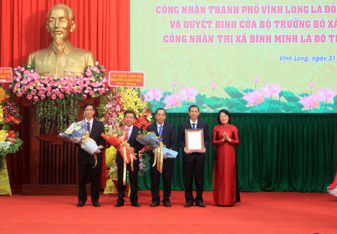 Phó Chủ tịch nước Đặng Thị Ngọc Thịnh trao Quyết định của Thủ tướng Chính phủ công nhận thành phố Vĩnh Long là đô thị loại II. (Ảnh: Phạm Minh Tuấn/TTXVN) Vĩnh Long tổ chức Lễ đón nhận danh hiệu Anh hùng Lao động ảnh 2