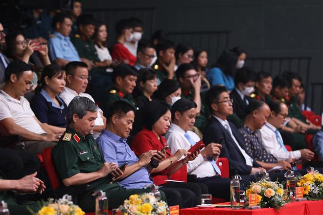 Giao lưu nghệ thuật “Hồi sinh từ mảnh cầu vồng” vì các nạn nhân dioxin ảnh 3