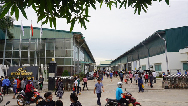 Thanh Hóa: Gần 2.000 công nhân đi làm lại sau nhiều ngày ngừng việc ảnh 1