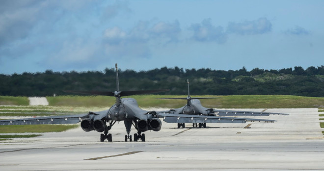 Thống đốc Guam xem thường kế hoạch tấn công tên lửa của Triều Tiên ảnh 1