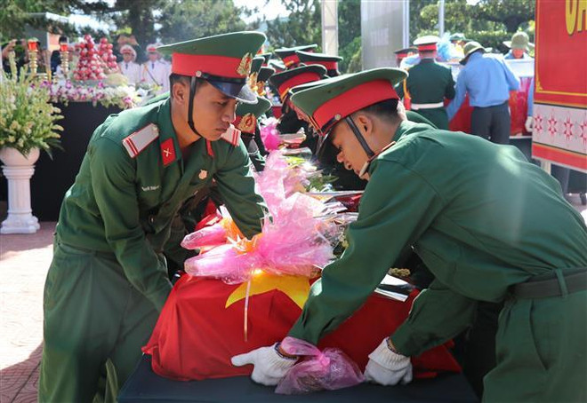 An táng 26 hài cốt liệt sỹ tại Nghĩa trang Liệt sỹ Quốc gia Đường 9 ảnh 1