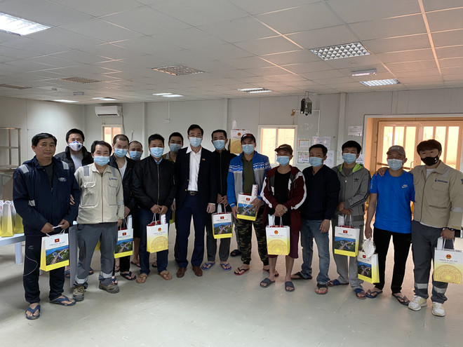 Đại sứ Ngô Toàn Thắng gặp gỡ, chúc Tết công nhân Việt Nam đang làm việc tại Kuwait. (Nguồn: Đại sứ quán Việt Nam tại Kuwait) Đại sứ Việt Nam tại Kuwait: Đảm bảo kiều bào đón Tết an toàn, đầm ấm ảnh 3