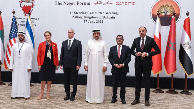 Đại diện các bên trong cuộc họp tại Bahrain. (Nguồn: al-monitor.com) Mỹ, Israel và 4 quốc gia Arab nhất trí tăng cường hợp tác ảnh 1