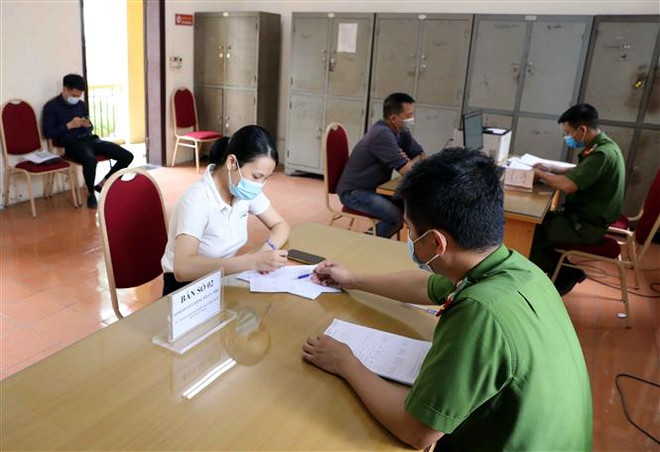 Công an thị trấn Đông Anh, huyện Đông Anh hướng dẫn người dân thực hiện các thủ tục liên quan đến Luật Cư trú mới. (Ảnh minh họa: Phạm Kiên/TTXVN) Phiên họp thứ nhất Đoàn giám sát về tiếp công dân, giải quyết tố cáo ảnh 1