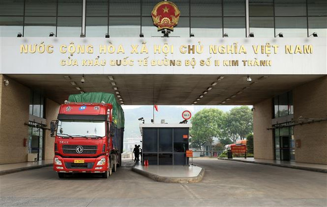 Hoạt động xuất nhập khẩu tại Cửa khẩu quốc tế đường bộ số II Kim Thành. (Ảnh: Quốc Khánh/TTXVN) Đôn đốc thực hiện nhiệm vụ trọng tâm sau kỳ nghỉ Tết Nguyên đán ảnh 5