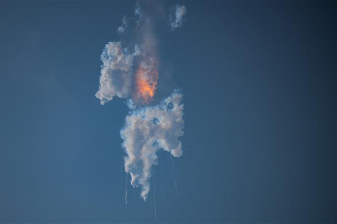 Tên lửa Super Heavy đưa tàu Starship của hãng SpaceX lên vũ trụ phát nổ ngay sau khi được phóng từ sân bay vũ trụ Starbase ở Boca Chica, bang Texas (Mỹ) ngày 20/4/2023. (Ảnh: AFP/TTXVN) Vụ thử tàu Starship thất bại gây ra nhiều hệ lụy cho NASA ảnh 1
