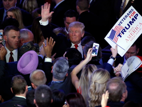 Ông Donal Trump (giữa ) và những người ủng hộ mừng chiến thắng ở New York, ngày 8/11. (Nguồn: EPA/TTXVN) Ông Trump đắc cử: Hàn Quốc họp khẩn để ứng phó ảnh hưởng tài chính ảnh 1