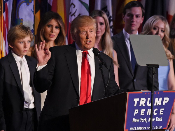 Tổng thống mới đắc cử Donald Trump (giữa) phát biểu sau khi giành chiến thắng trong cuộc bầu cử Tổng thống Mỹ tại New York ngày 8/11. (Nguồn: AFP/TTXVN) Nhật Bản, Hàn Quốc chúc mừng Tổng thống Mỹ đắc cử Donald Trump ảnh 1